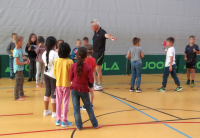 Einführung in Ball und Schläger durch Jugendleiter Christian Haßler